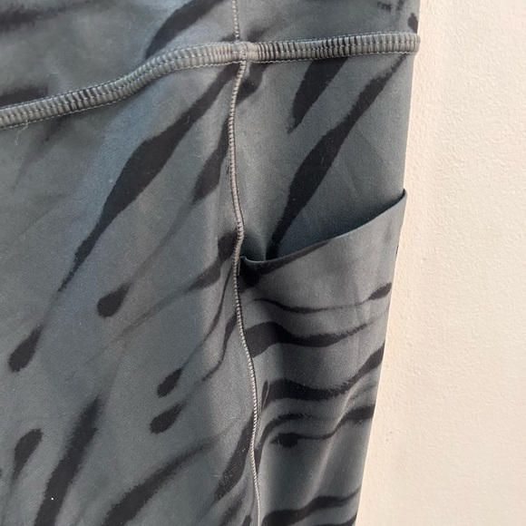 ATHLETA 7/8 Salutation legging - Picture 4 of 6